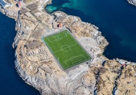 زمین فوتبالی منحصر بفرد در هنینگز ور، نروژ زمین فوتبالی منحصر بفرد در هنینگز ور، نروژ