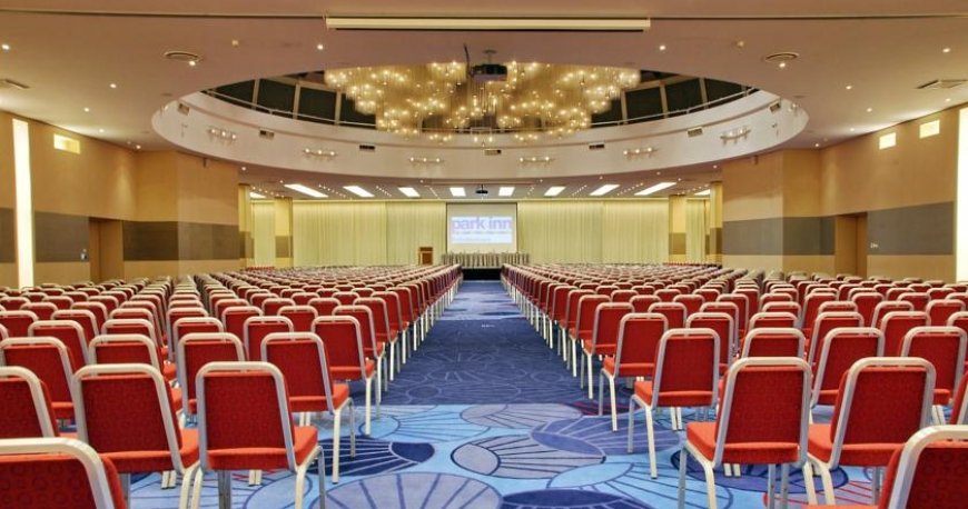 سالن همایش هتل پارک این پریبالستیکا سنت پترزبورگ سالن همایش هتل پارک این پریبالستیکا سنت پترزبورگ
