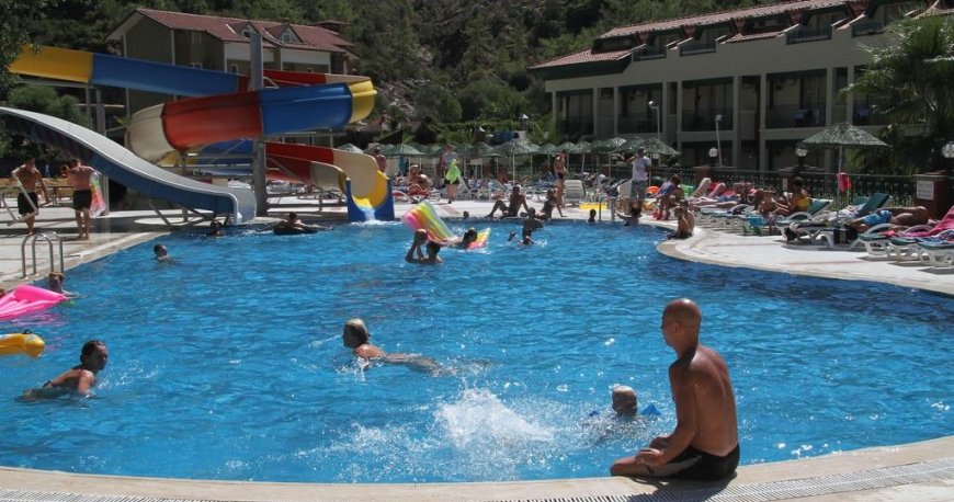 استخر هتل میراژ ورلد مارماریس