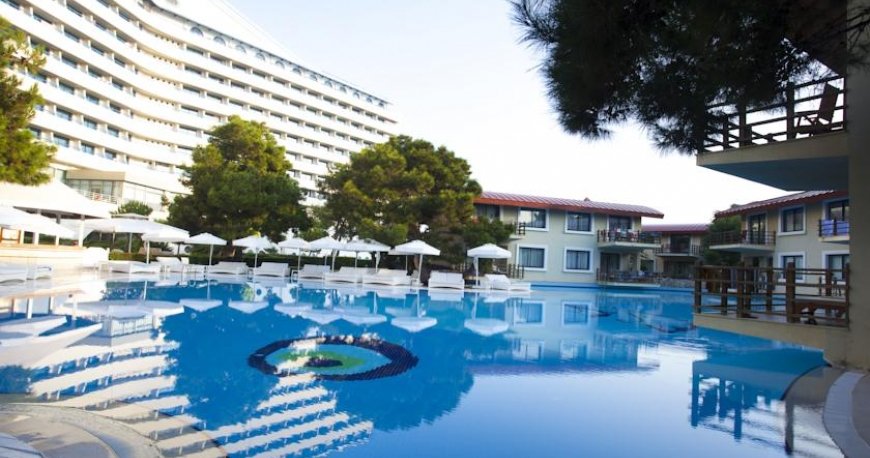 استخر هتل تایتانیک لارا آنتالیا