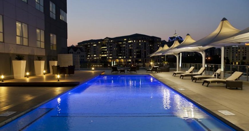 استخر هتل رادیسون بلو