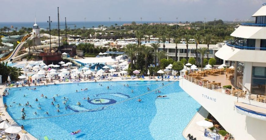 استخر هتل تایتانیک لارا آنتالیا