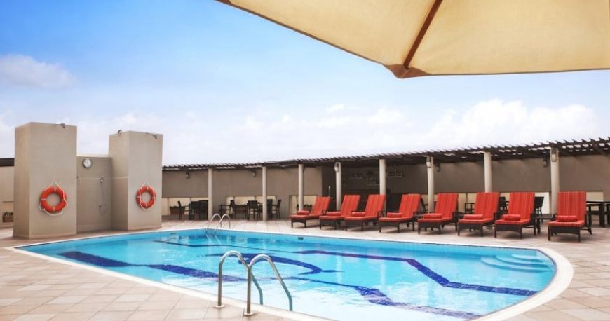 استخر هتل جمیرا روتانا