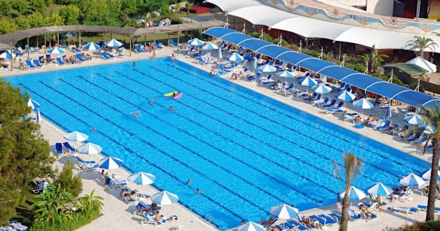 استخر هتل تایتانیک لارا آنتالیا