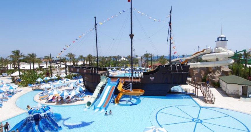 استخر هتل تایتانیک لارا آنتالیا