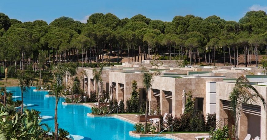 استخر هتل رگنوم کاریا گلف