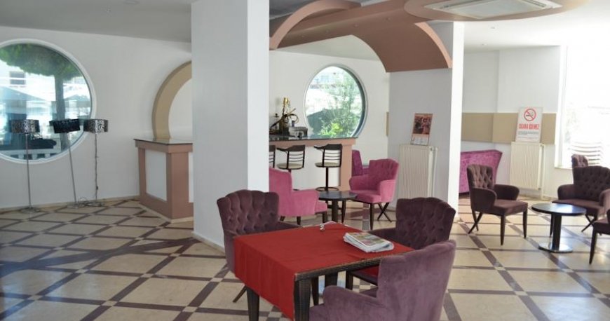 لابی هتل گرند میلانو آیوالیک لابی هتل گرند میلانو آیوالیک