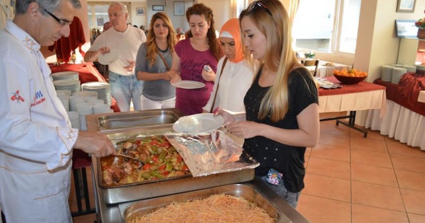 رستوران هتل گرند میلانو آیوالیک رستوران هتل گرند میلانو آیوالیک