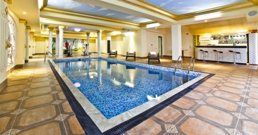 استخر هتل کرون پالاس تفلیس