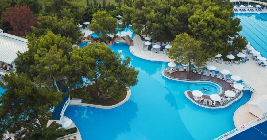 استخر هتل تایتانیک لارا آنتالیا