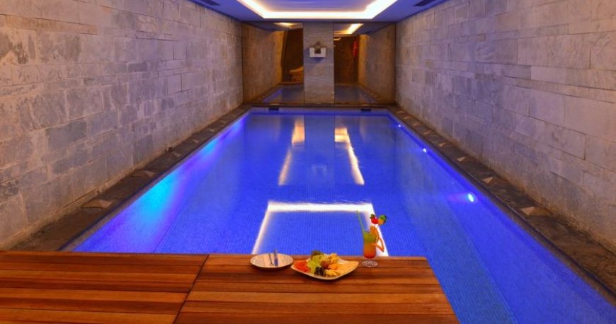 استخر هتل پرا تولیپ بای مولتون استانبول