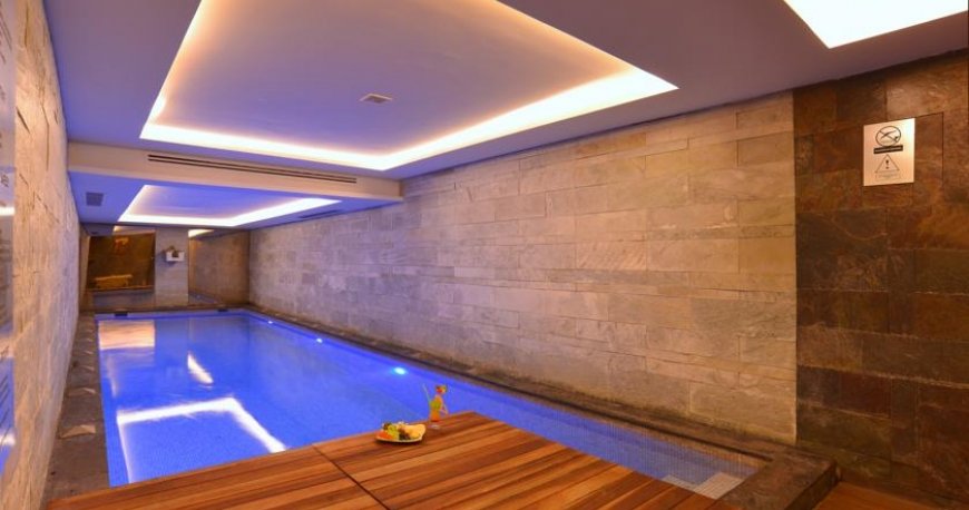 استخر هتل پرا تولیپ بای مولتون استانبول