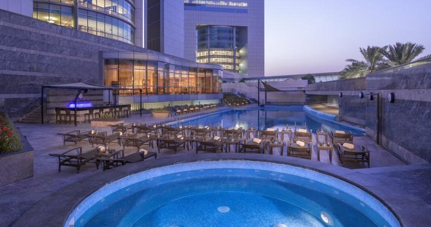 استخر هتل جمیرا امارات تاورز دبی استخر هتل جمیرا امارات تاورز دبی