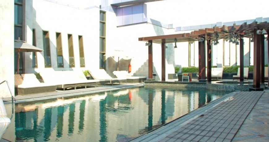 استخر هتل رین تری دبی امارات متحده ی عربی استخر هتل رین تری دبی امارات متحده ی عربی