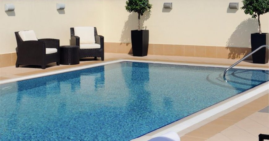 استخر هتل آوانی دیره