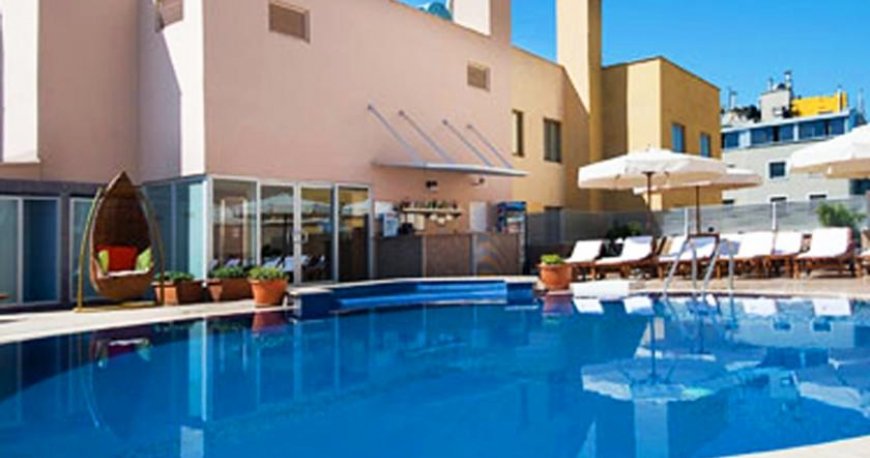 استخر هتل گلدن ایج استانبول استخر هتل گلدن ایج استانبول