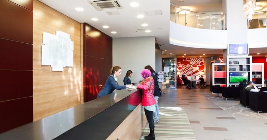 لابی هتل هالیدی این سنت پترزبورگ لابی هتل هالیدی این سنت پترزبورگ