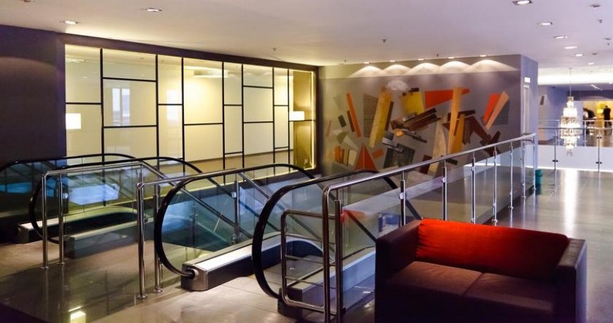 لابی هتل هالیدی این سنت پترزبورگ لابی هتل هالیدی این سنت پترزبورگ