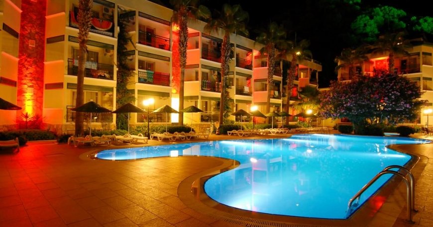 استخر هتل میراژ ورلد مارماریس