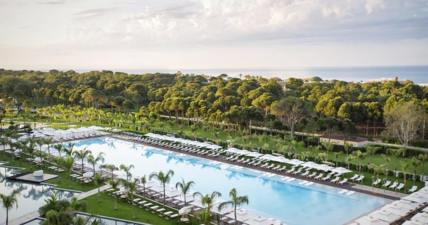 استخر هتل رگنوم کاریا گلف