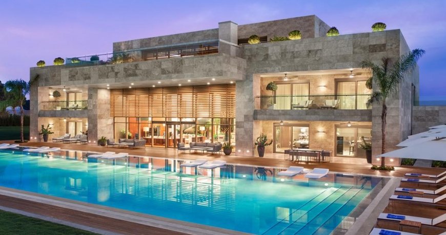 استخر هتل رگنوم کاریا گلف