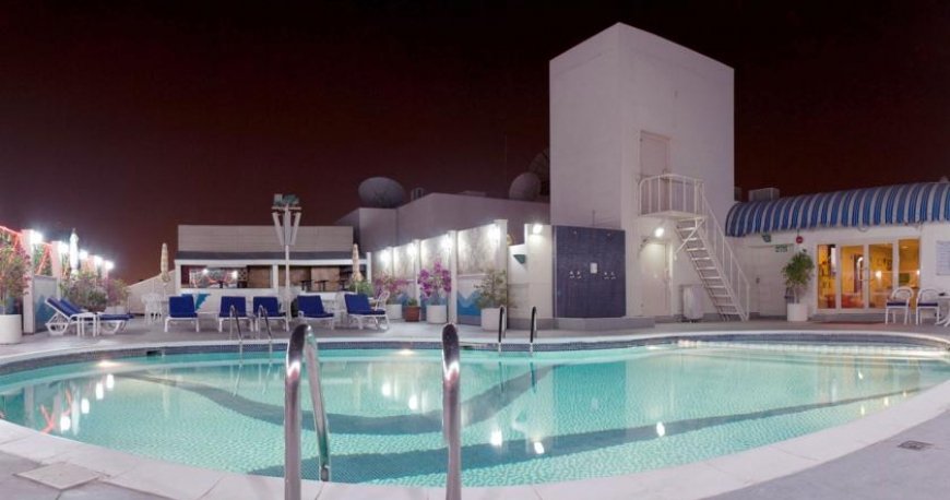 استخر هتل آواری