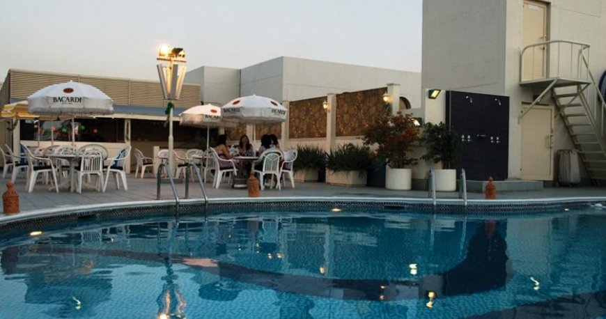 استخر هتل آواری