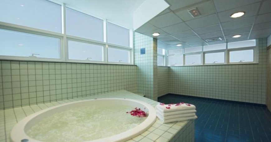 استخر هتل امارات گرند دبی