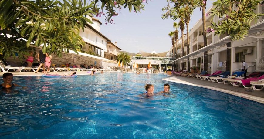 استخر هتل میراژ ورلد مارماریس