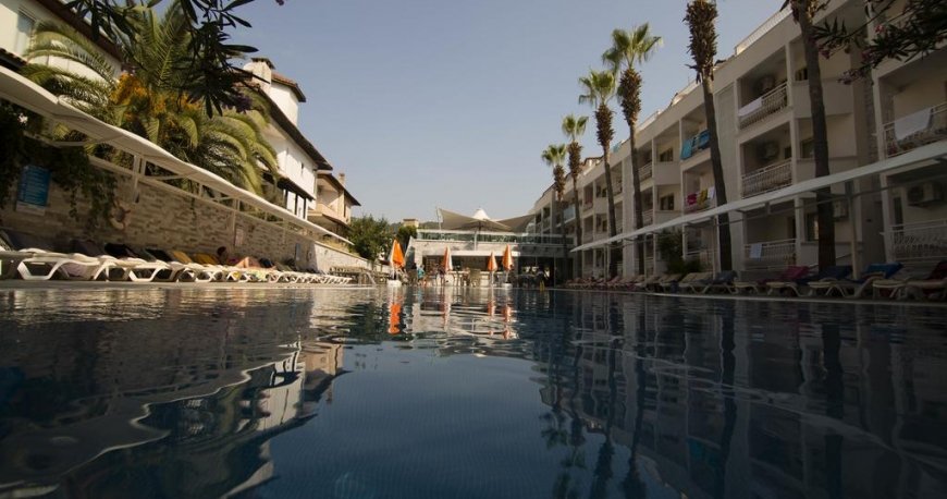 استخر هتل میراژ ورلد مارماریس
