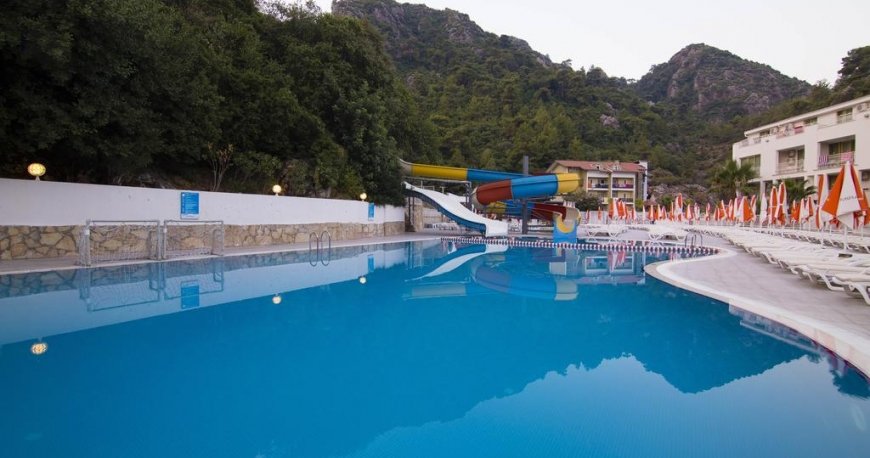 استخر هتل میراژ ورلد مارماریس