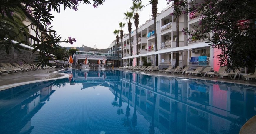 استخر هتل میراژ ورلد مارماریس