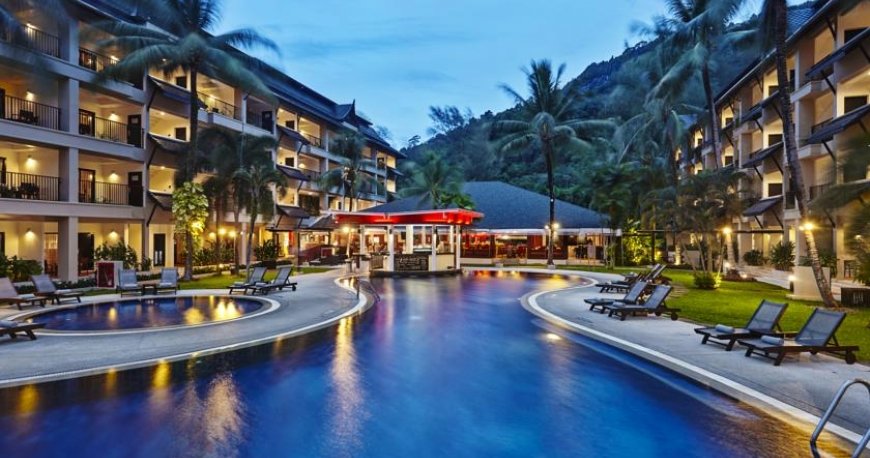 استخر هتل سوئیسوتل ریزورت استخر هتل سوئیسوتل ریزورت