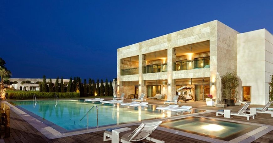 استخر هتل رگنوم کاریا گلف