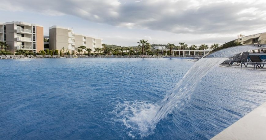 استخر هتل پالم وینگز افسوس