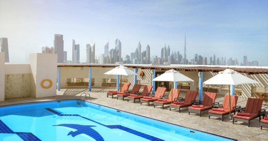 استخر هتل جمیرا روتانا