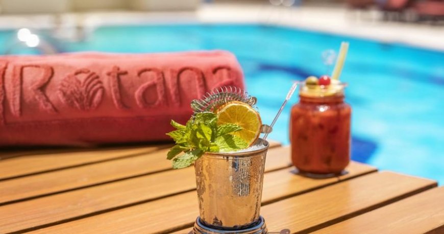 استخر هتل جمیرا روتانا