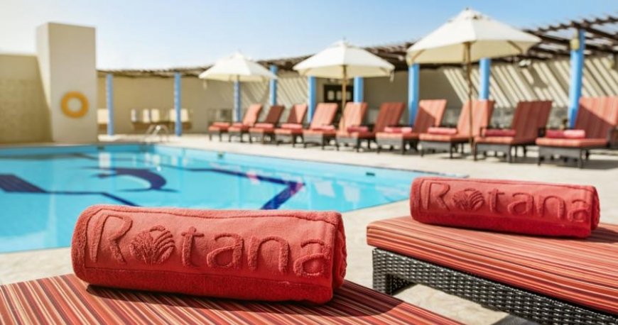 استخر هتل جمیرا روتانا