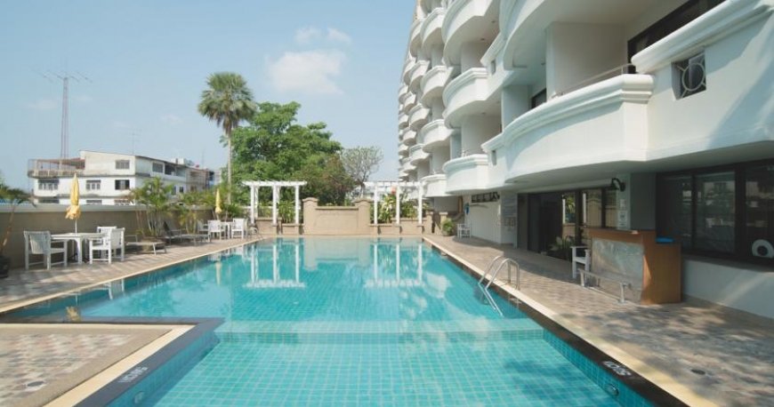 استخر هتل فوروم پارک