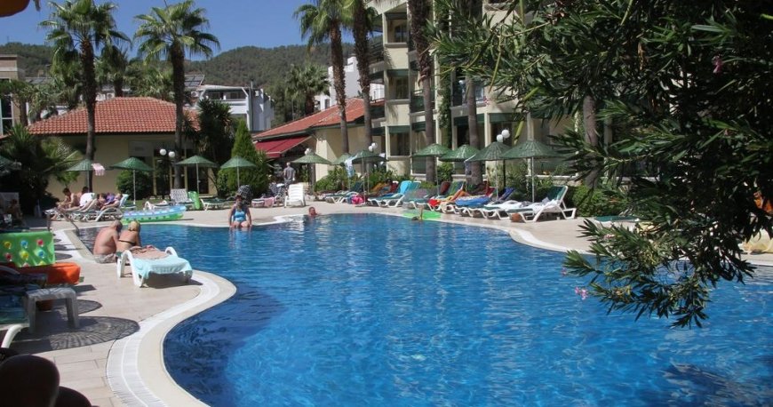 استخر هتل میراژ ورلد مارماریس