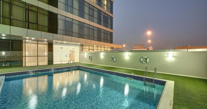 استخر هتل رویال کنتیننتال