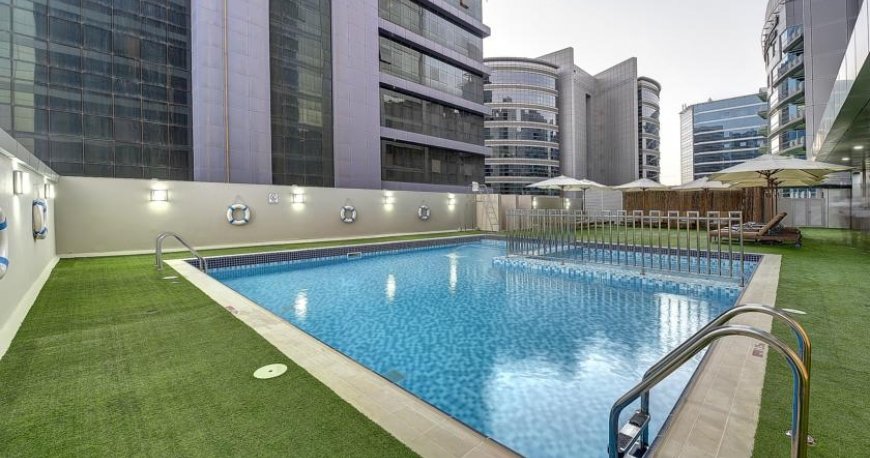 استخر هتل رویال کنتیننتال