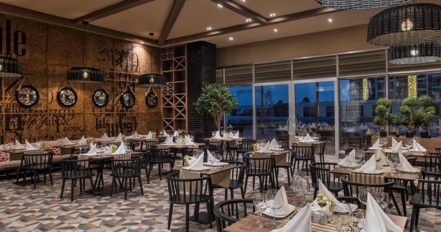 رستوران هتل دلفین بی ای گرند ریزورت 