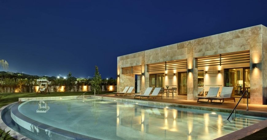 استخر هتل رگنوم کاریا گلف