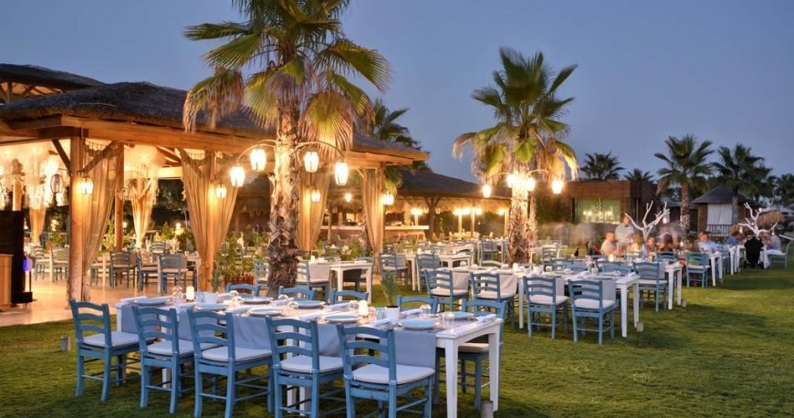 رستوران هتل رگنوم کاریا گلف