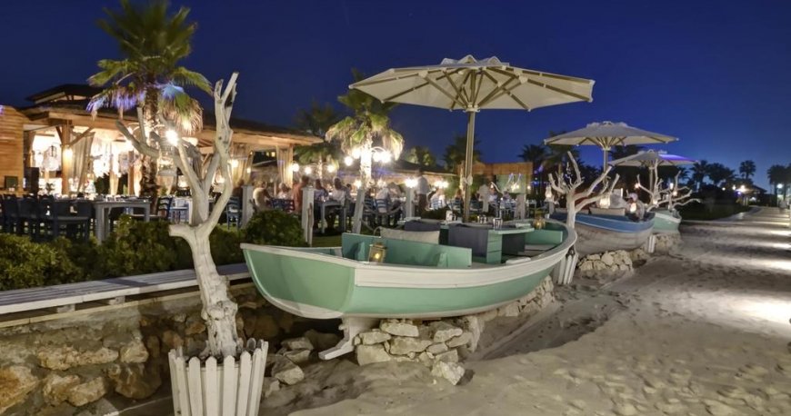 رستوران هتل رگنوم کاریا گلف