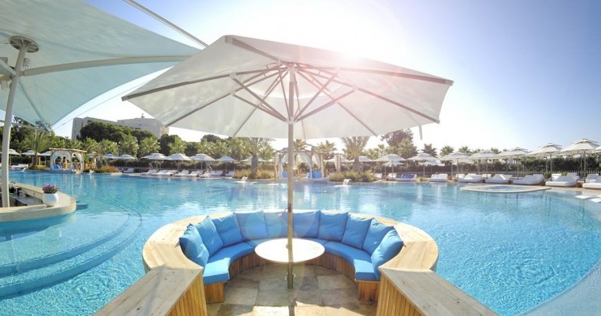 استخر هتل رگنوم کاریا گلف