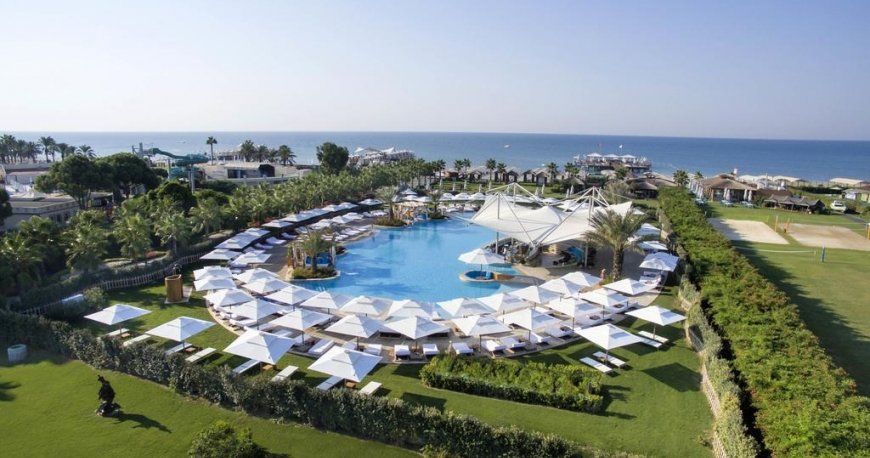 استخر هتل رگنوم کاریا گلف