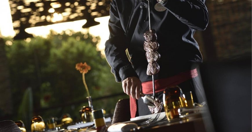 رستوران هتل رگنوم کاریا گلف