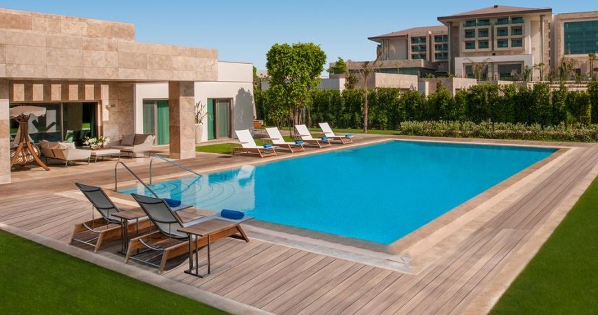 استخر هتل رگنوم کاریا گلف